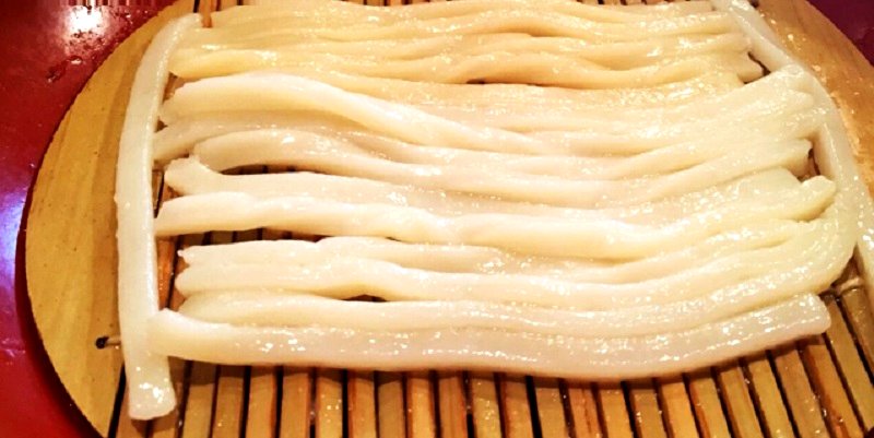 A Japanese firm has just unveiled a strange new blanket that resembles a favorite local noodle type. 