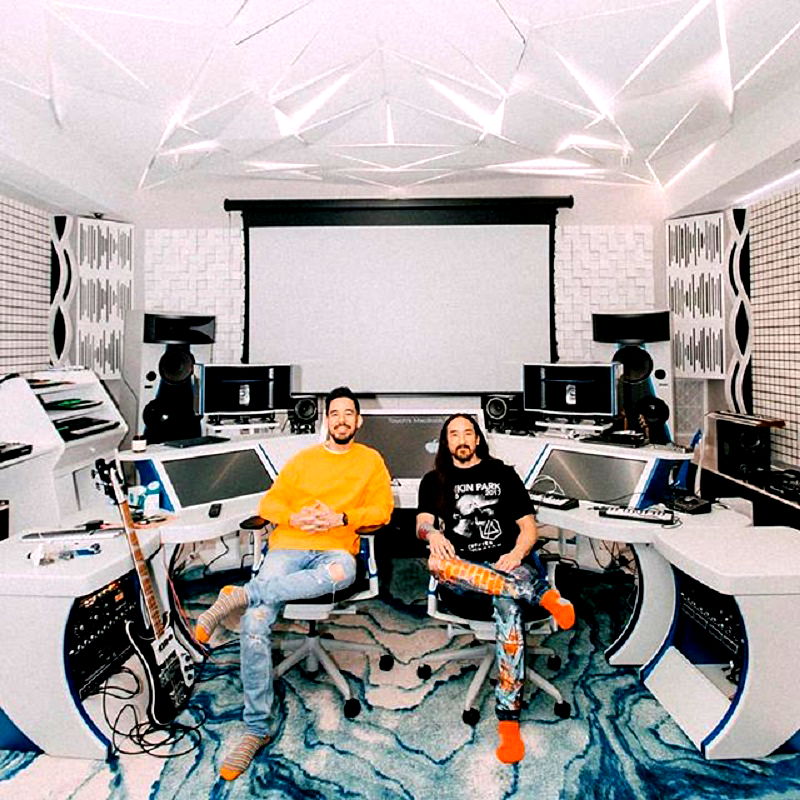 Fans of Reality TV shows and popular DJ, Steve Aoki, are in luck as the Japanese American artist has recently opened the doors to reveal the amazing interior of his Las Vegas, Nevada mansion.