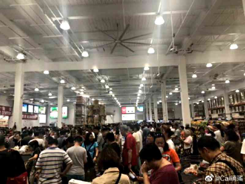 China’s very first Costco outlet opened on Tuesday morning to an insane swarm of shoppers eager to get their hands on bargain goods.