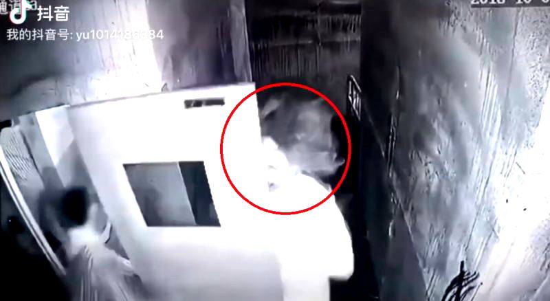 A woman has expressed gratitude to her group of male friends for saving her from a chainsaw “killer” at a “haunted” escape room in Shaanxi province last October.