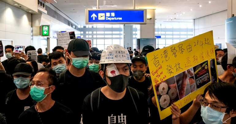 Hong Kong Airport Shut Down for 2nd Day as Police Ordered to Clear Protesters Out