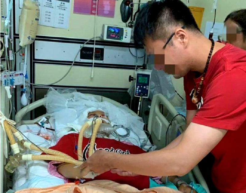 A man from Taipei, Taiwan married his girlfriend after she passed away in the hospital from a fatal road accident.