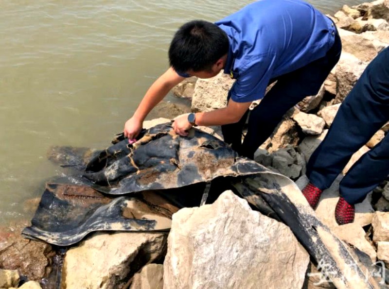 An unknown, serpent-like object slithering up the Yangtze River has social media users speculating that China may have spawned its very own Loch Ness Monster.