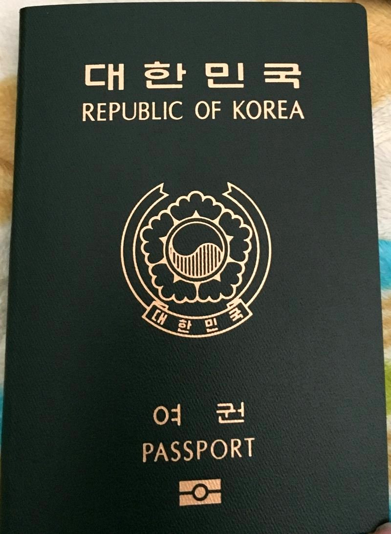Japanese and Singaporean citizens hold the world’s most powerful passports in the final quarter of the year, being able to visit a respective total of 190 destinations without a visa.