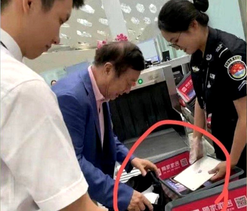 Huawei CEO Ren Zhengfei is apparently a huge fan of Apple products. Zhengfei, whose company is competing with rival Apple Inc. in the tech market, was recently photographed in an airport security line carrying an iPad. 