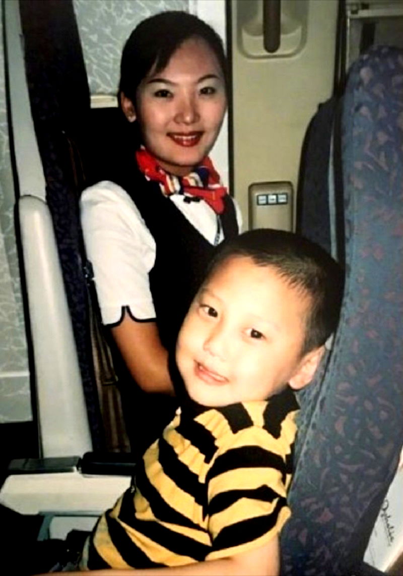 A 20-year-old Chinese man is now working with the same stewardess he took a photo with 15 years ago.