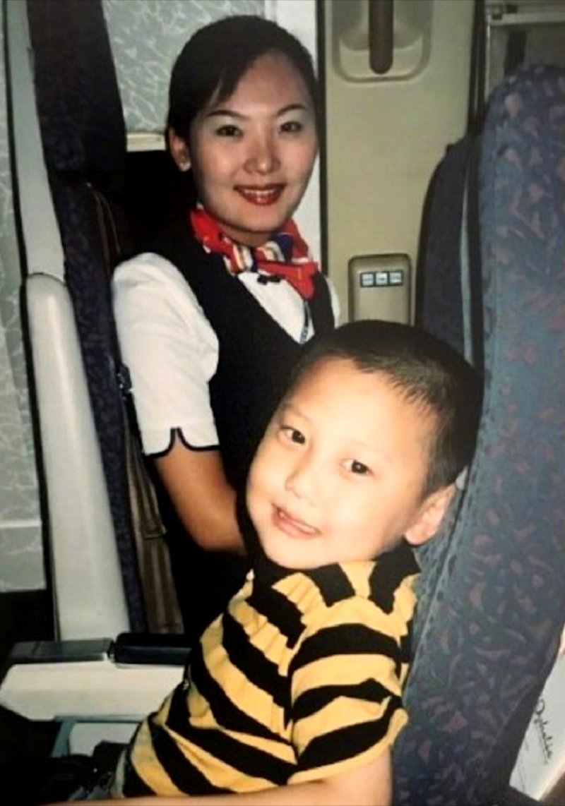 A 20-year-old Chinese man is now working with the same stewardess he took a photo with 15 years ago.