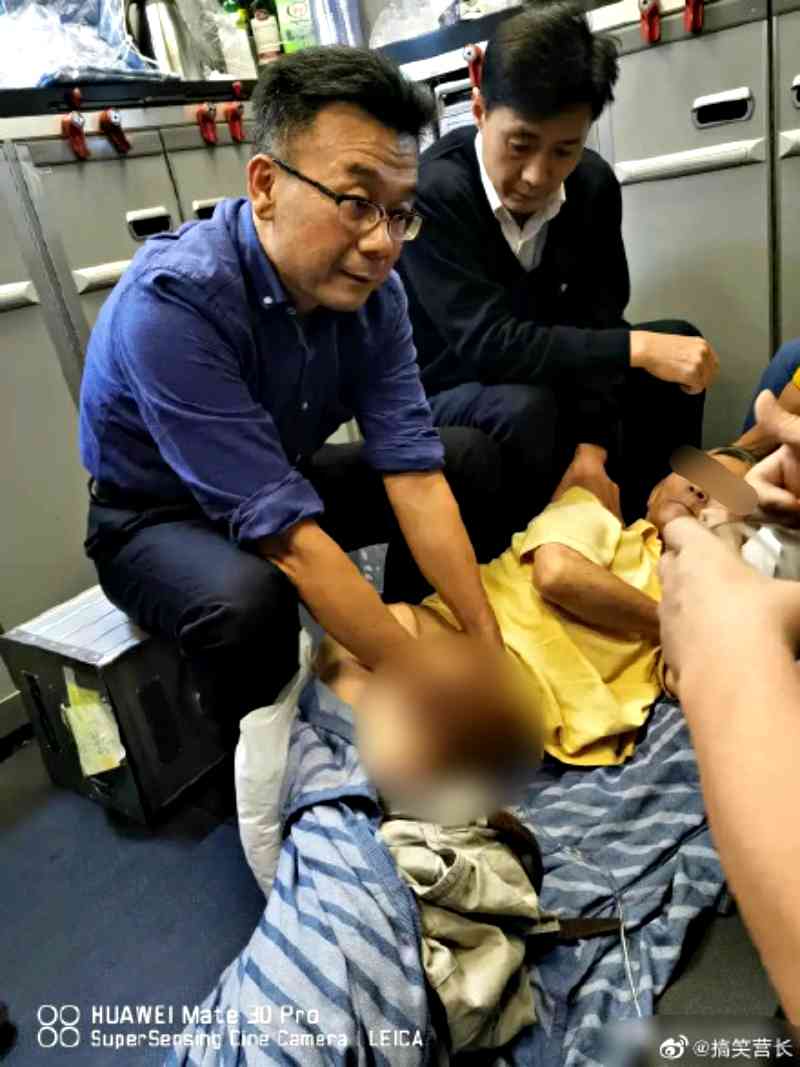 A physician from Guangdong, China has won praise on social media after sucking the urine of an elderly man suffering from a urologic symptom during an international flight.