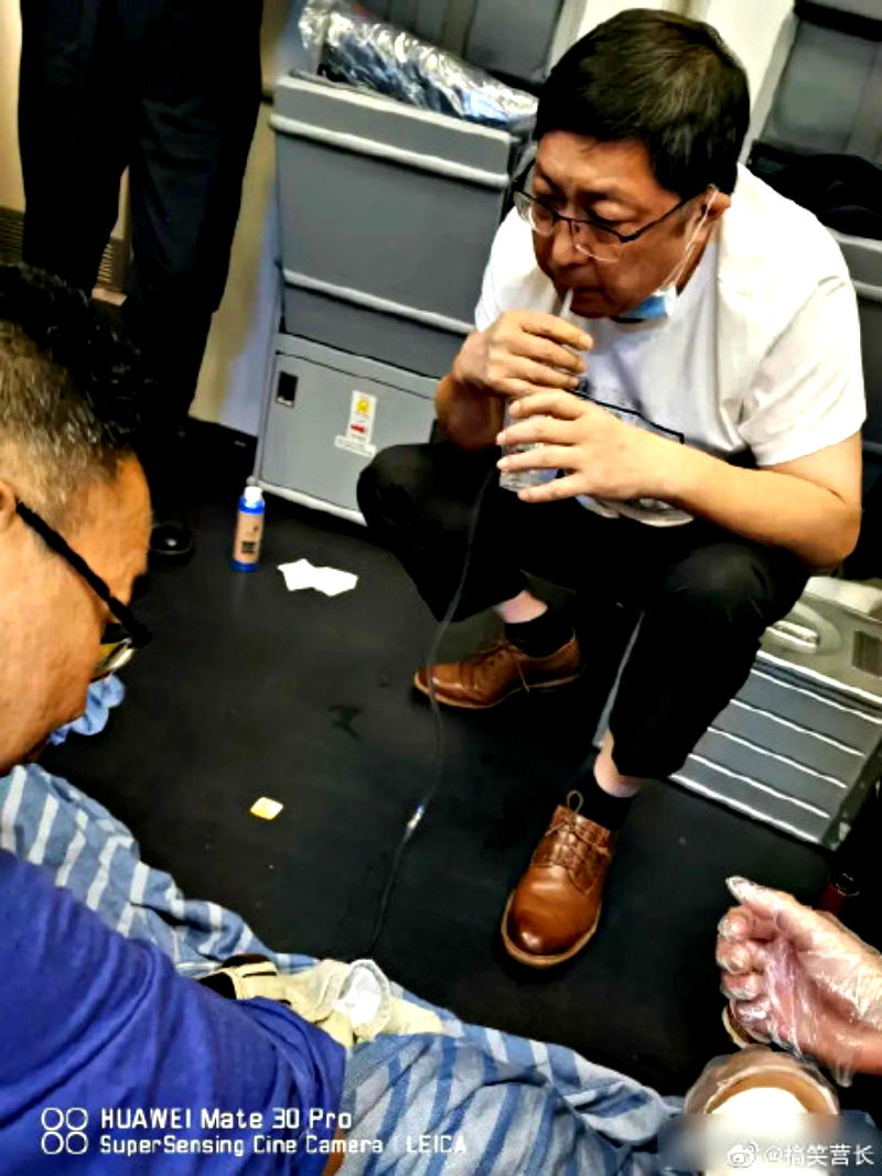 A physician from Guangdong, China has won praise on social media after sucking the urine of an elderly man suffering from a urologic symptom during an international flight.