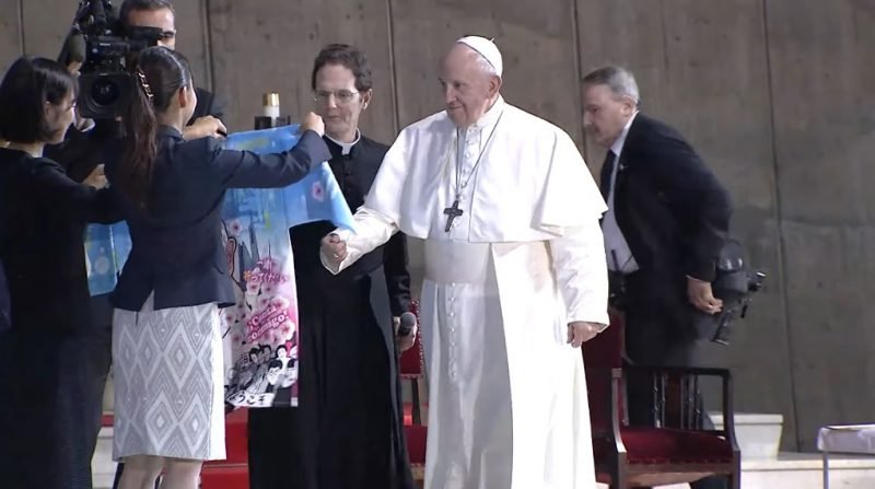Pope Francis Wears MiniMe Kimono Shirt In Japan Thumbs Up Pic Blesses The  Internet