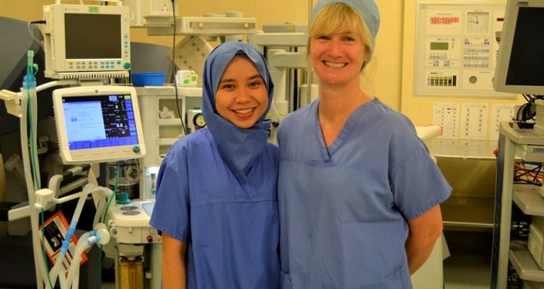 Malaysian Doctor in the UK Invents First Ever Disposable Hijabs for Surgeons