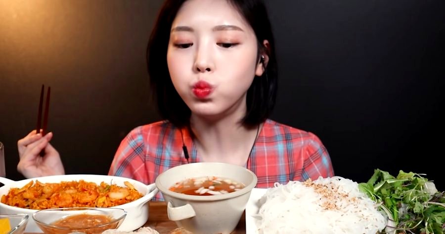 Mukbang Vlogger With 4.4 Million Followers Called Out For Cheating By Allegedly Spitting Out Food