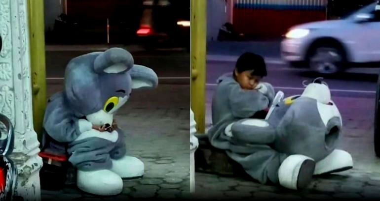 Indonesian Boy Works as a Street Performer to Buy Rice for His Family