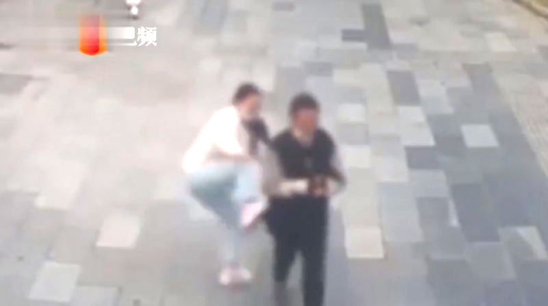 Woman Beats Up Man Who Groped Her in Broad Daylight in Viral Video