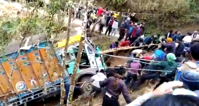 Indian Villagers Unite to Pull Truck Out of a Gorge in Dramatic Viral Video