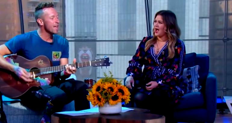 Chris Martin surprises Kelly Clarkson by singing the Korean verses of Coldplay and BTS’ new single