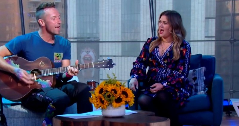 Chris Martin surprises Kelly Clarkson by singing the Korean verses of Coldplay and BTS’ new single