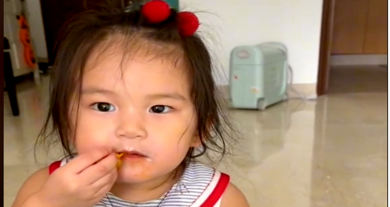 ‘Stubborn’ toddler casually eats spicy Samyang noodles just to prove her concerned mom wrong