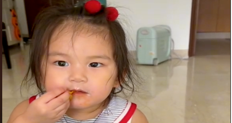 ‘Stubborn’ toddler casually eats spicy Samyang noodles just to prove her concerned mom wrong