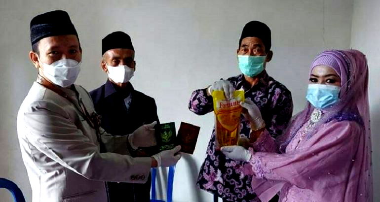 Indonesian groom gives liter of cooking oil to bride as dowry for their wedding