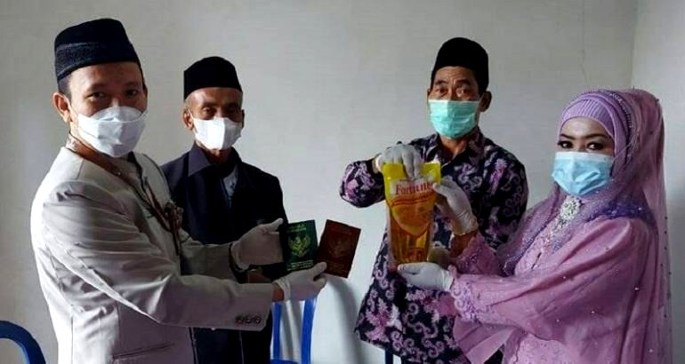 Indonesian groom gives liter of cooking oil to bride as dowry for their wedding
