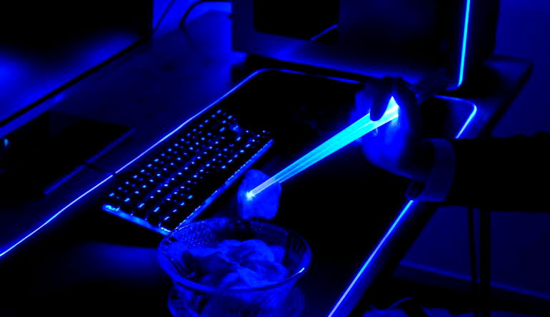 New light-up LED chopsticks designed for gamers makes snacking an OP experience