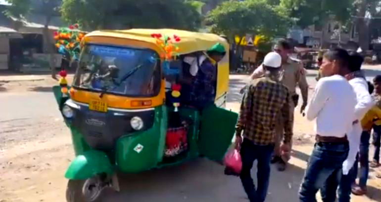 Real-life clown car: Rickshaw crammed with 27 passengers filmed being stopped by police in India