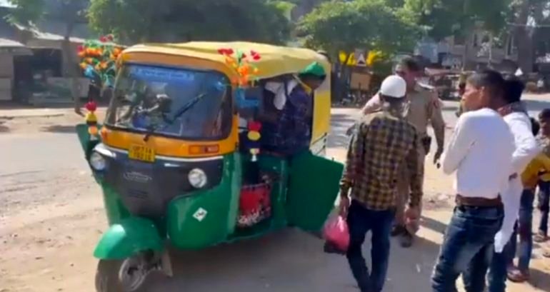 Real-life clown car: Rickshaw crammed with 27 passengers filmed being stopped by police in India
