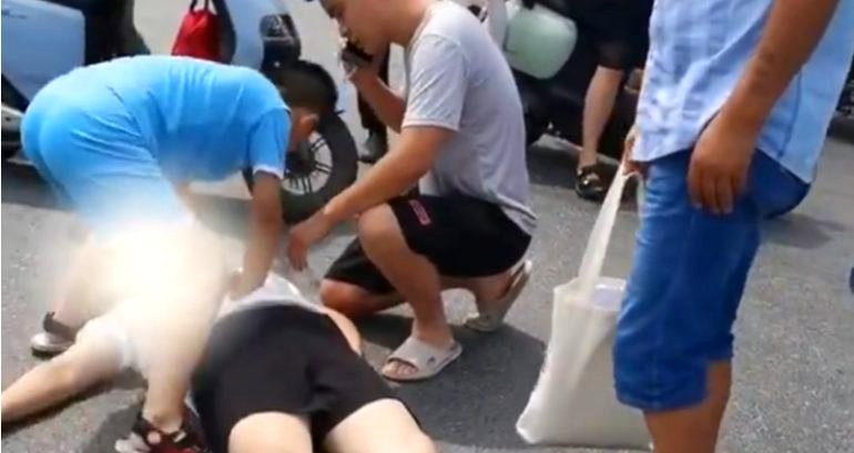 9-year-old boy in China praised for trying to perform CPR on unconscious mother following accident