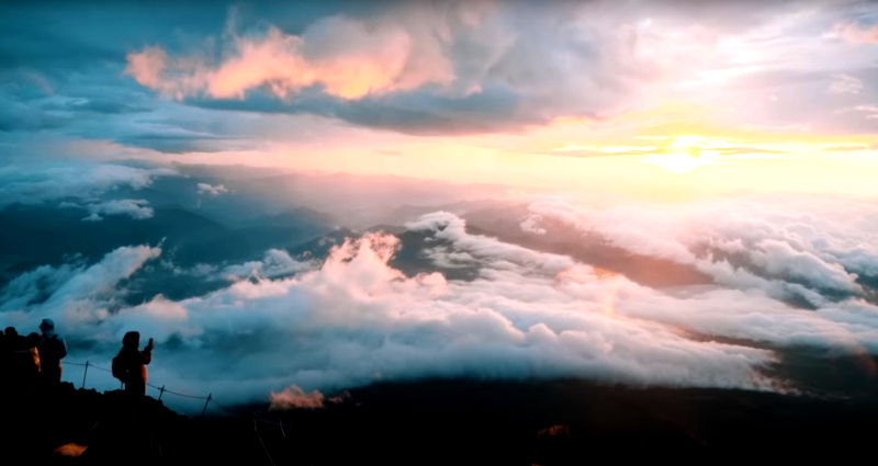 Climbers shocked to see dedicated delivery worker carrying pizza boxes up Mount Fuji