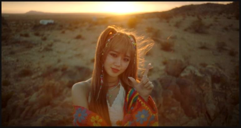 Weki Meki’s Choi Yoo-jung blossoms in debut solo ‘Sunflower’