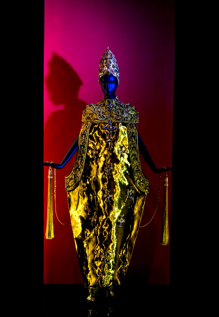 Foto: Vestidos da alta-costura: look todo bordado com referências  religiosas, Guo Pei - Purepeople