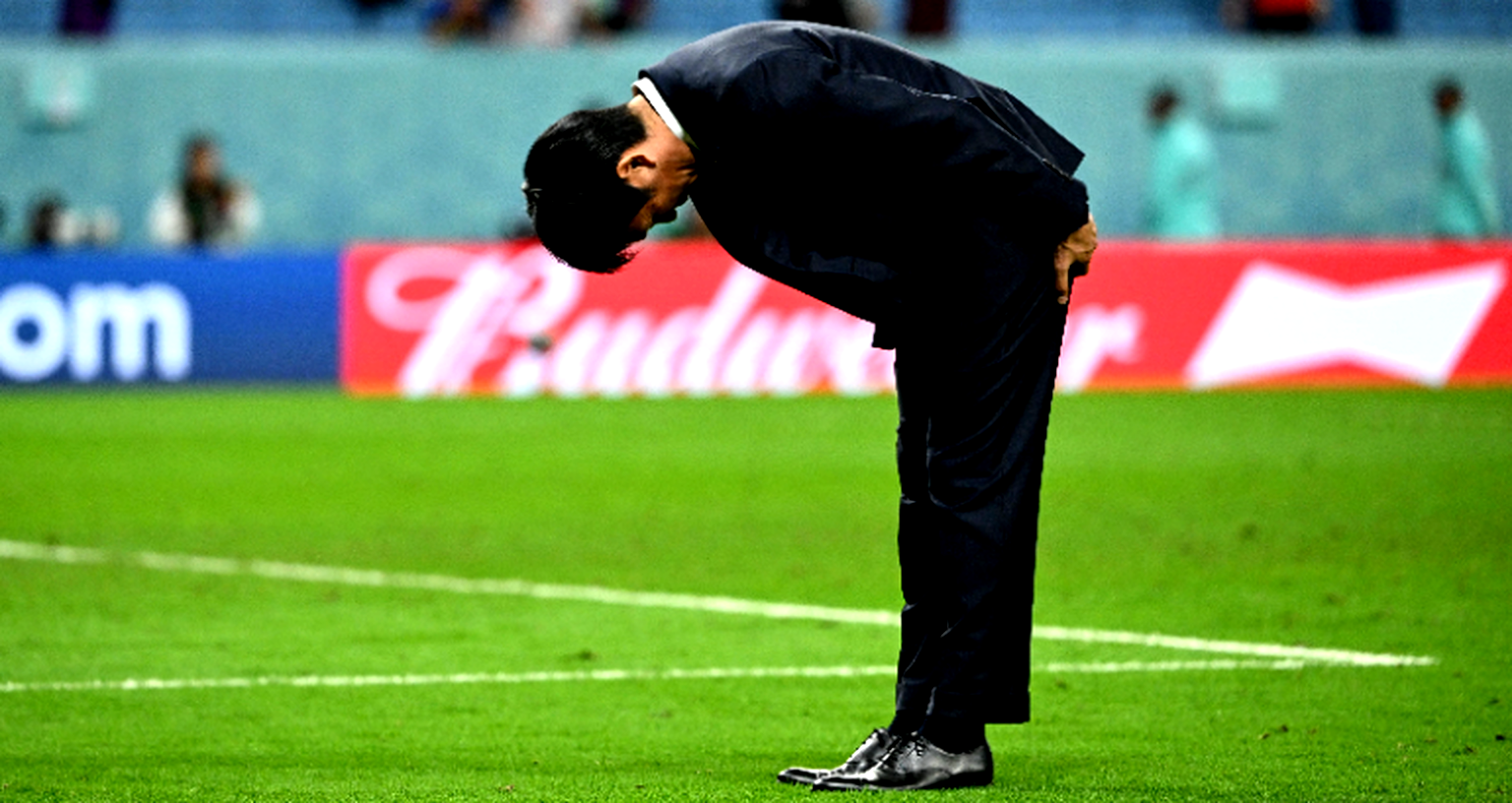 Japan coach bows to crowd after Japan eliminated from World Cup
