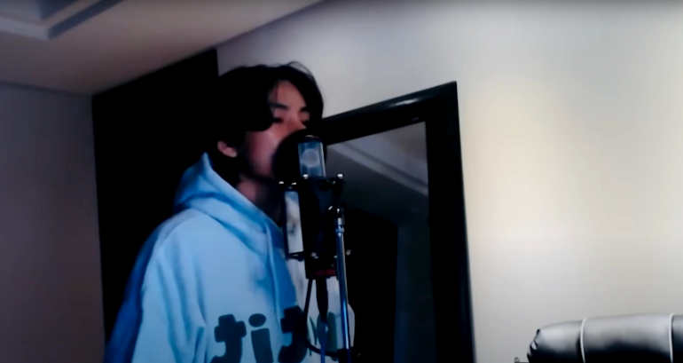 BTS’s V gifts ARMY his cover of ‘It’s Beginning to Look a Lot Like Christmas’
