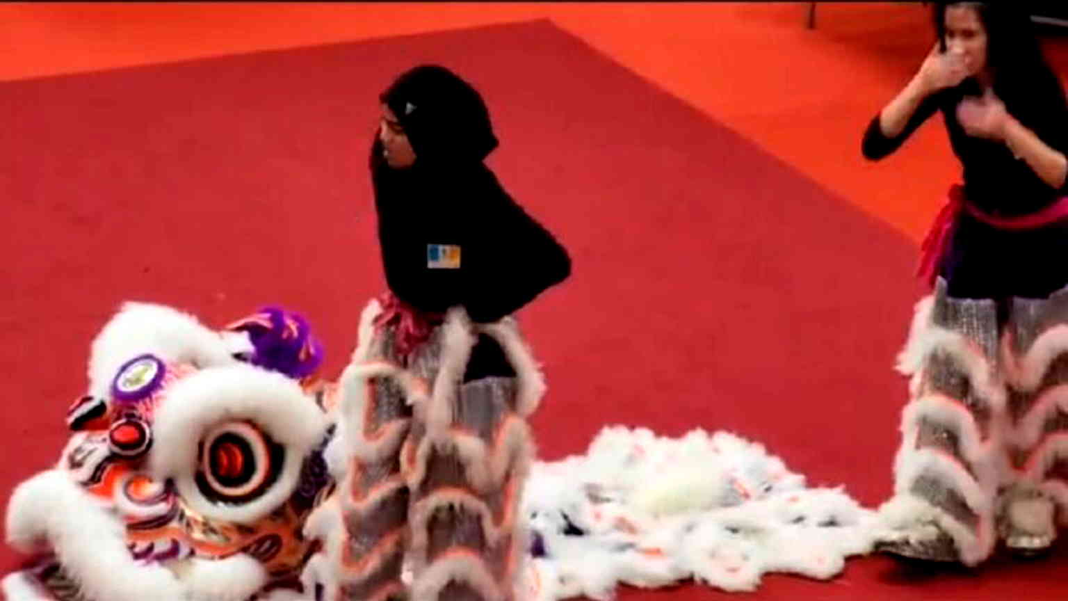 Video: Malaysian dancer with hijab earns roaring applause for captivating lion dance performance