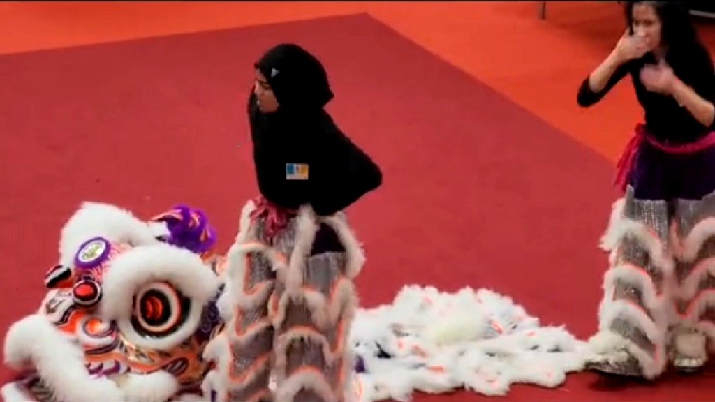 Video: Malaysian dancer with hijab earns roaring applause for captivating lion dance performance