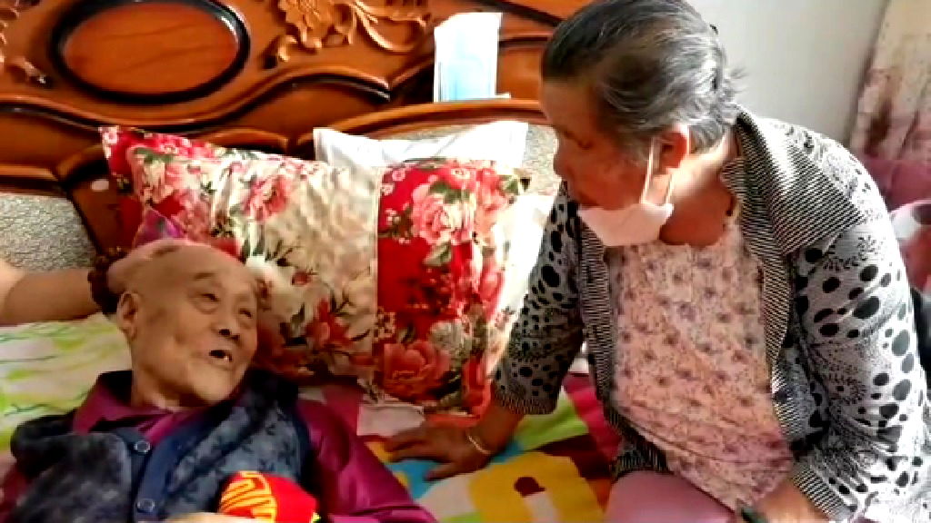 Dying man’s final words to wife of 64 years move netizens to tears