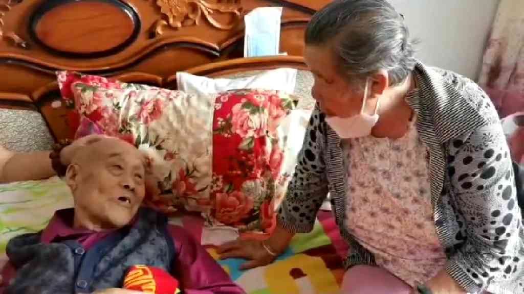 Dying man’s final words to wife of 64 years move netizens to tears