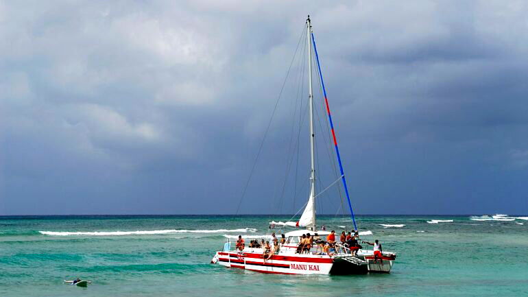 Couple sues Hawaii snorkeling company for $5 million for abandoning them in the ocean