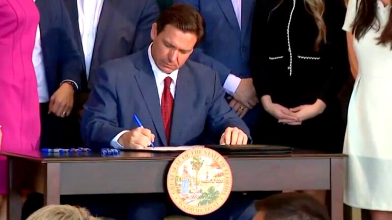 Gov. DeSantis signs Florida bill ​​banning Chinese citizens from buying land