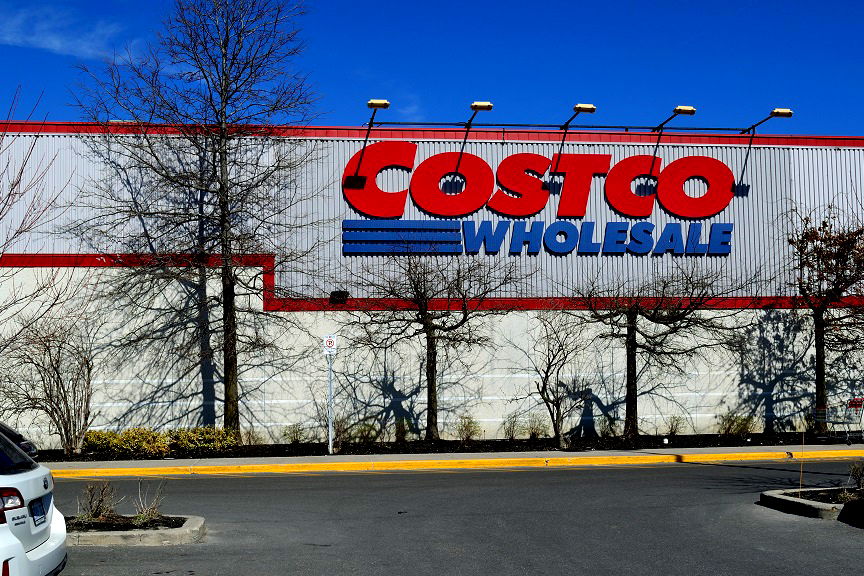 Video Woman returns Costco couch after 2.5 years