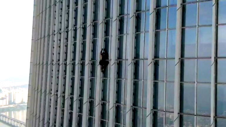 British man detained after climbing 73 floors of Seoul skyscraper with no rope