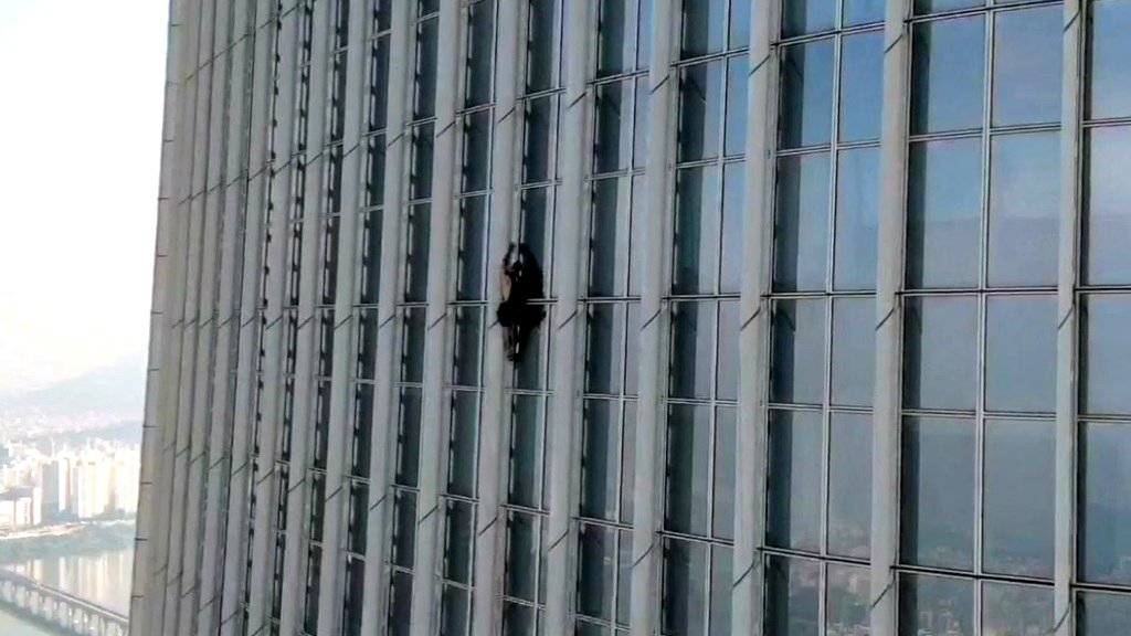 British man detained after climbing 73 floors of Seoul skyscraper with no rope