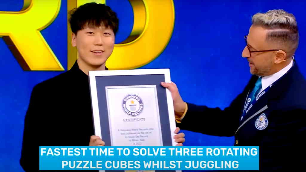 Chinese man solves 3 Rubik’s Cubes while juggling them, breaks world record