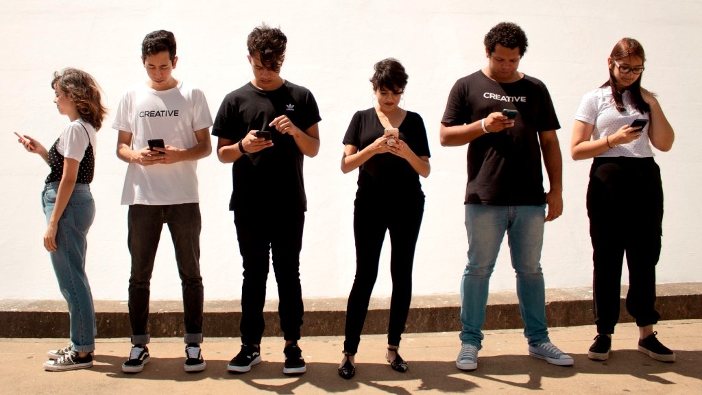 Teens who use phones for over 4 hours daily face higher health risks: study