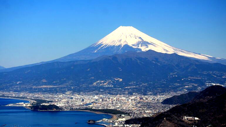 Mount Fuji remains snow-less as November approaches, breaking record